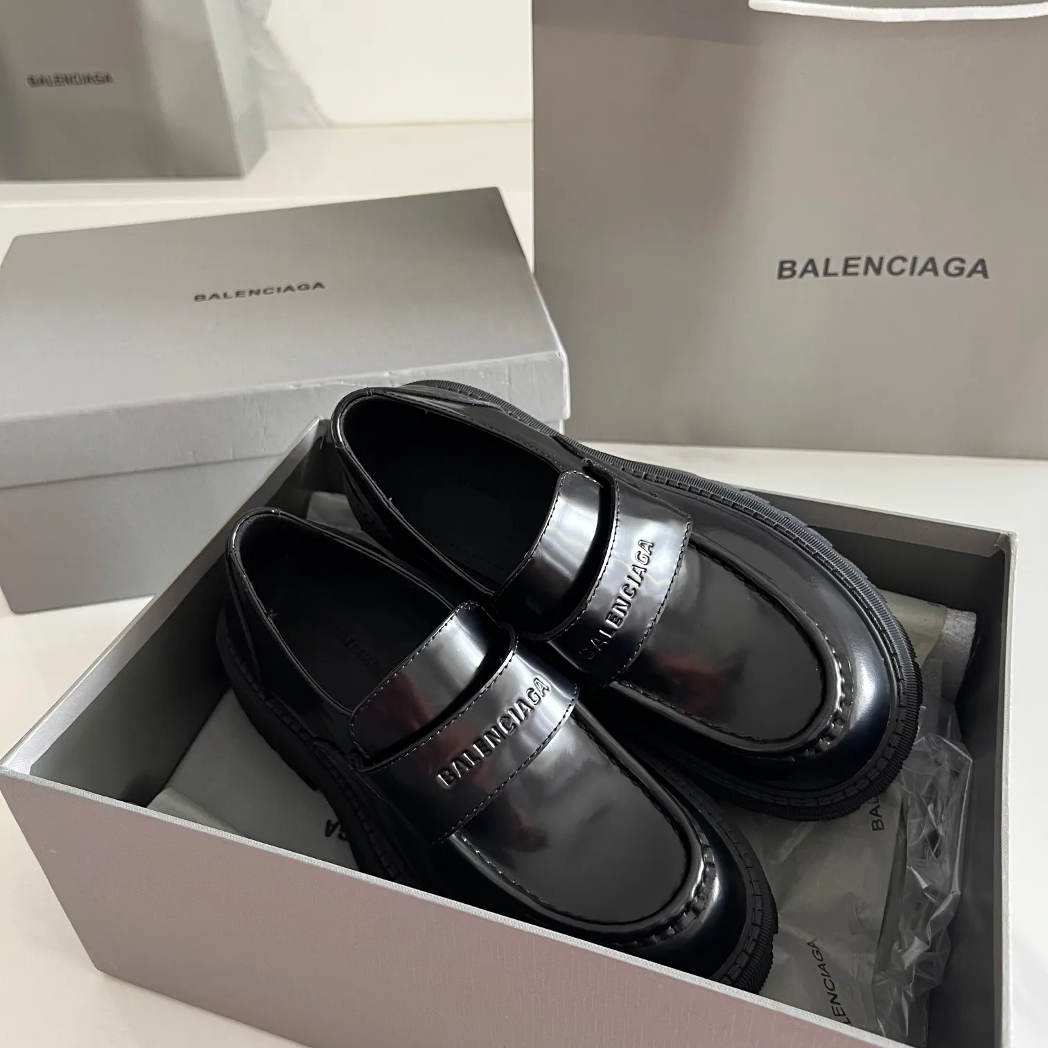👟👟Ex-factory price 600👟👟 BALENCIAGA# Balenciaga's new big-toe derby shoes TRACTOR big-toe derby shoes loafers👞 Original medium-gloss open-edge beaded cowhide. Restrained and stylish. Matched with the brand logo on the shoe cover. The rhythm of closing your eyes. The lining and feet are made of black silk cowhide. The texture is soft and delicate. The gear-shaped rubber outsole is 5cm higher. Size: 35-40 (customization of 40 pieces is not returnable)